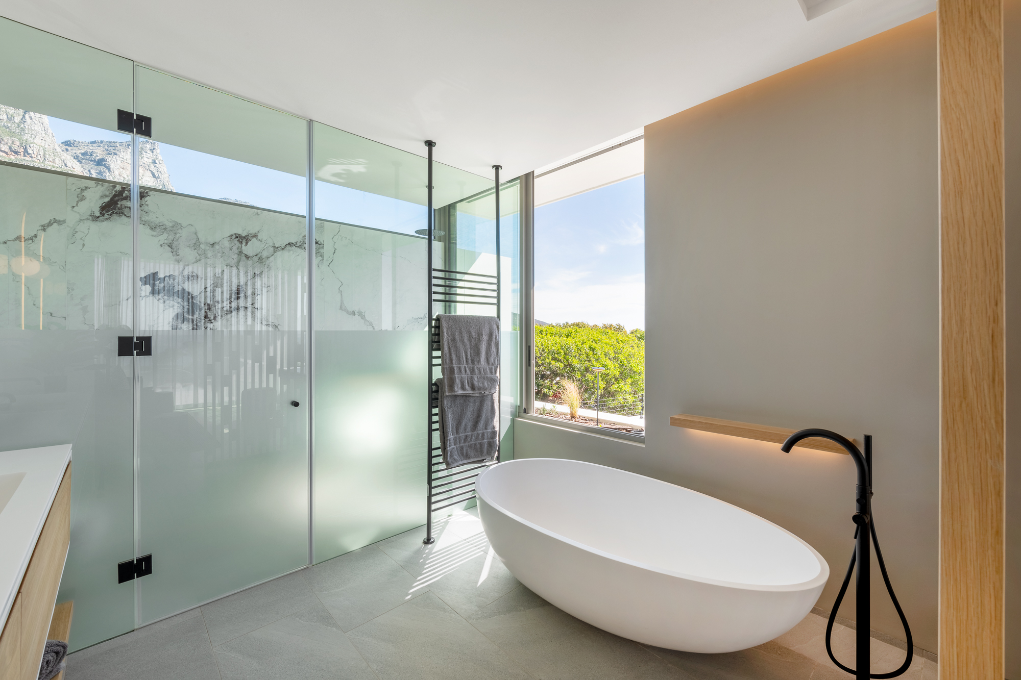 Mare Suite en-suite bathroom with freestanding tub and mountain view – Riva One, Camps Bay