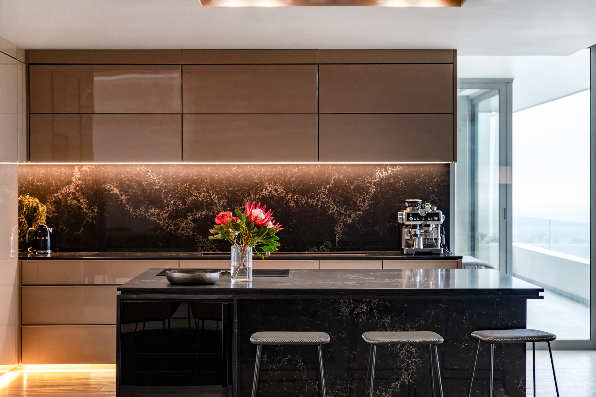 Prima Vista Penthouse kitchen with black stone island – Riva One, Camps Bay