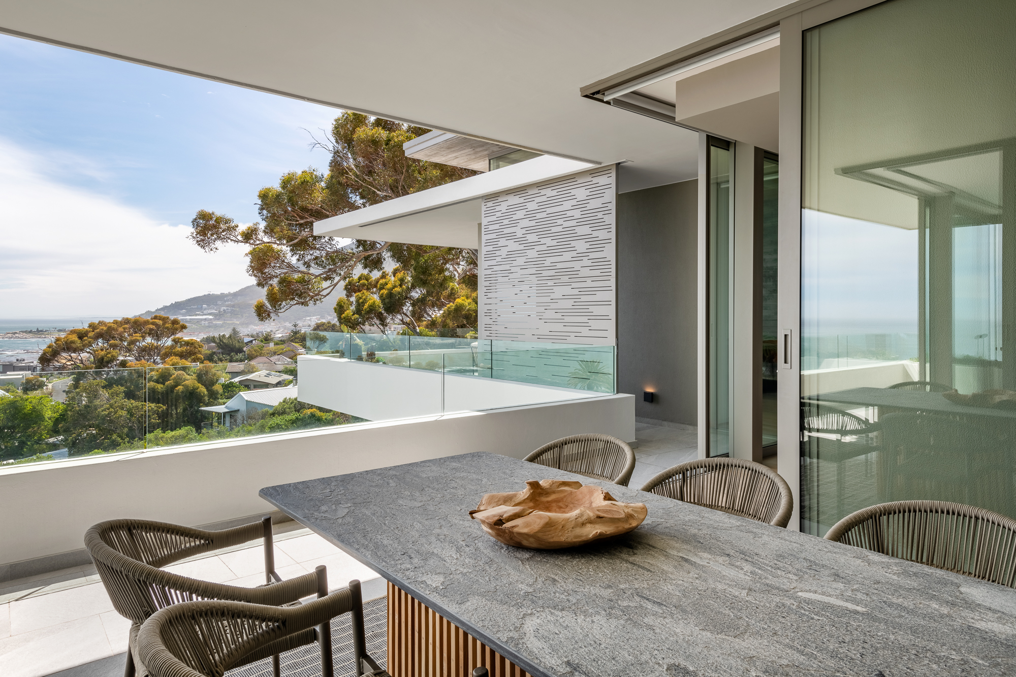 Prima Vista Penthouse outdoor dining terrace with ocean views – Riva One, Camps Bay