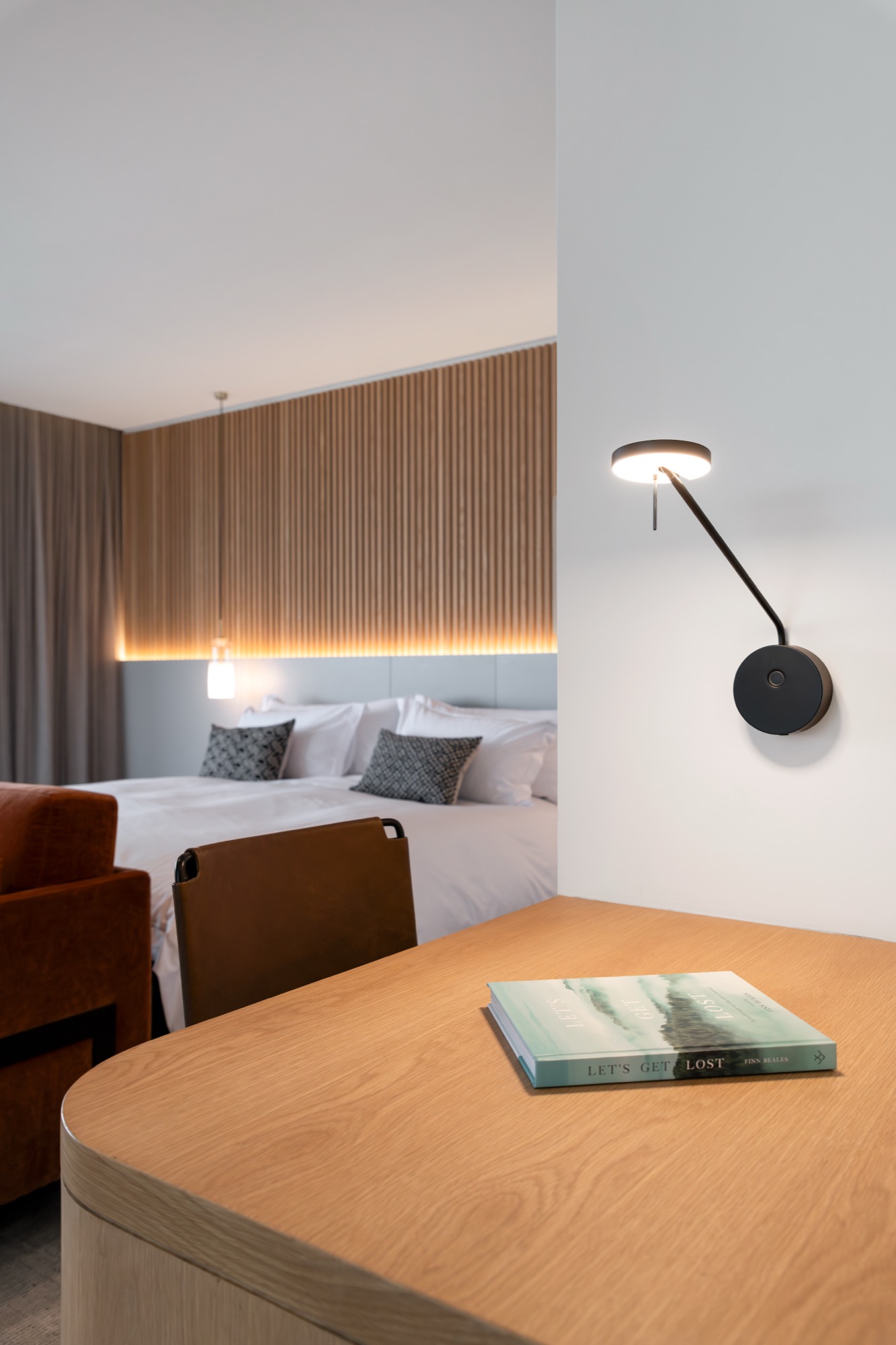 Sole Suite work desk and dining nook with wall-mounted reading light – Riva One, Camps Bay